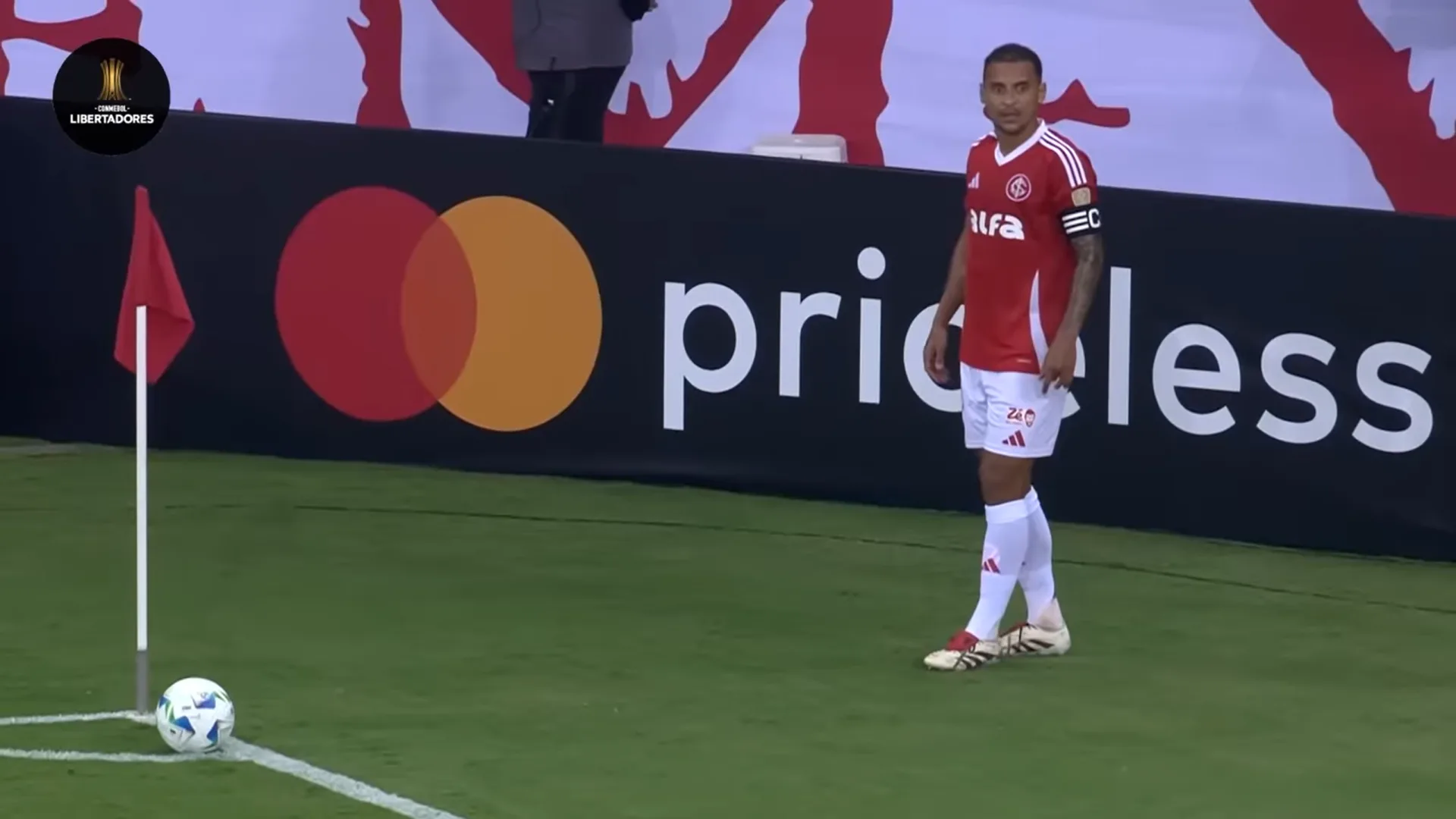 Alan Patrick, jogador do Inter cobrando escanteiro