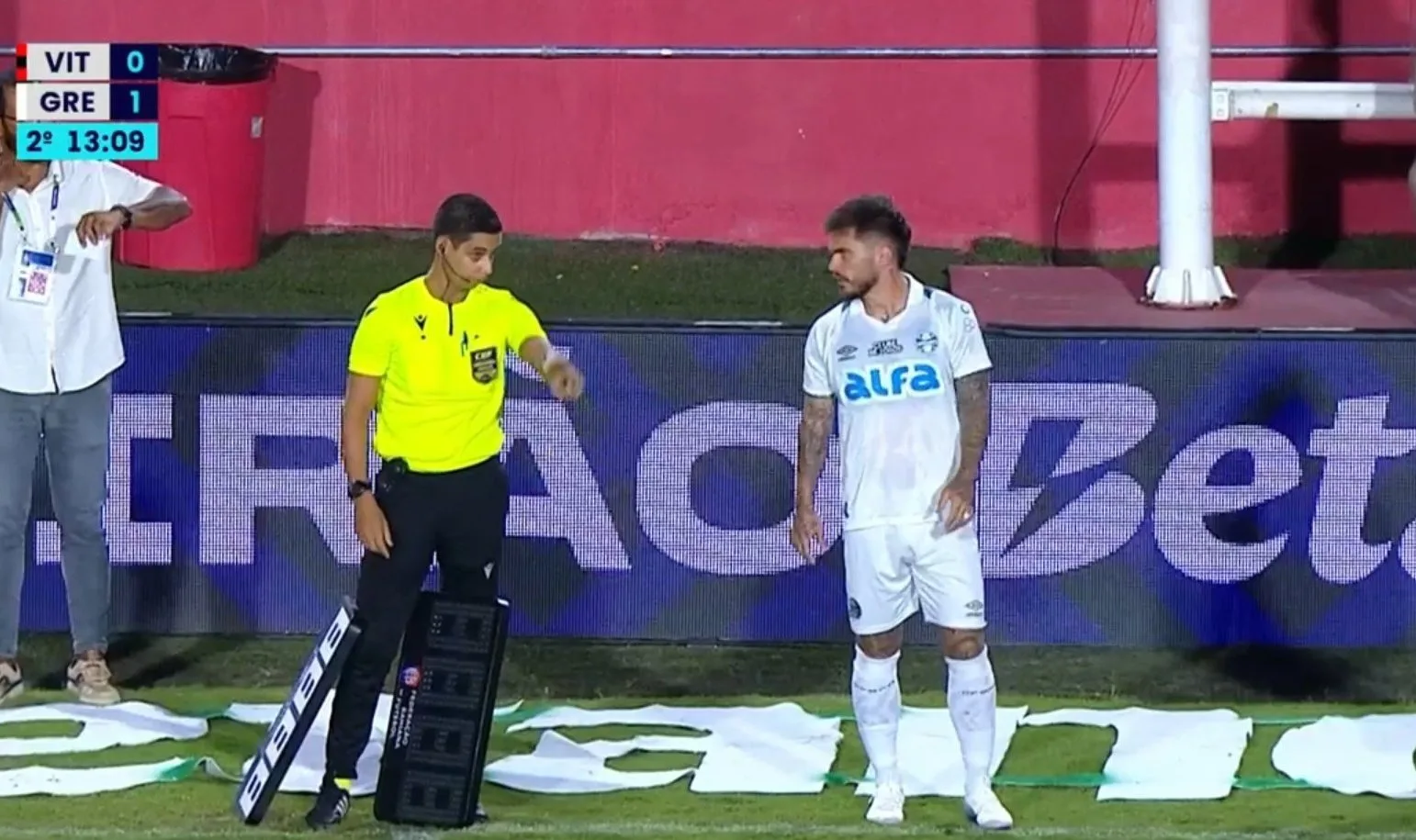Zagueiro do Grêmio celebra entrada e retorno de Nathan aos jogos: "Sou fã" Grêmio