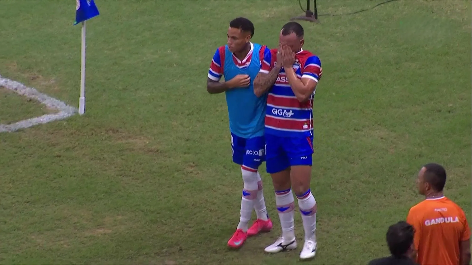 moises se lesiona após fazer gol que foi anulado - Fortaleza x Inter