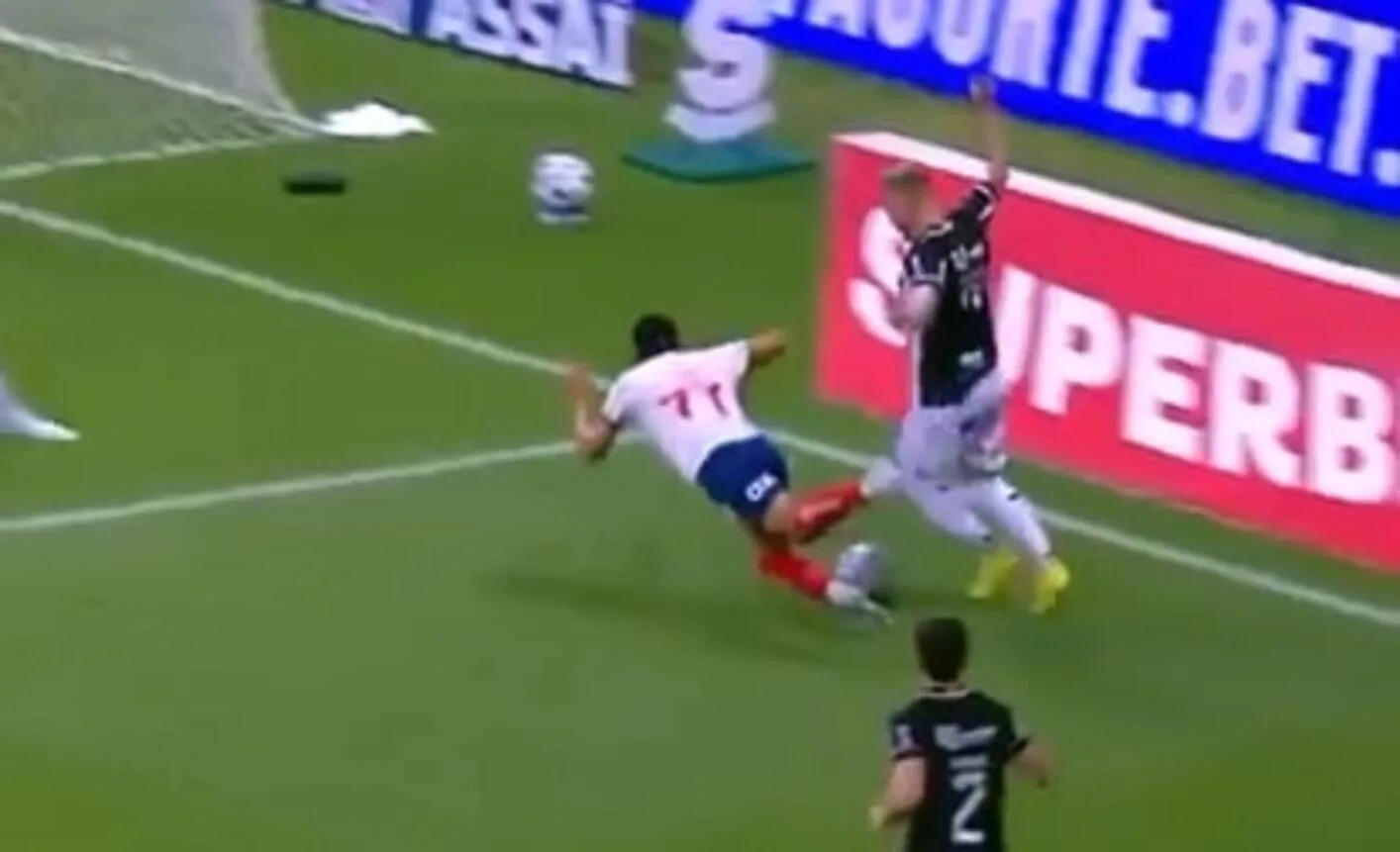 Gol em pênalti polêmico faz o Grêmio cair uma posição na tabela do Brasileirão Pênalti Bahia Grêmio