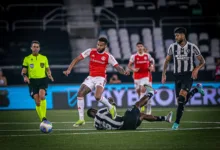 Wesley, jogador do Inter, brigando pela bola em partida contra o Botafogo, no Nilton Santos, válido pelo Campeonato Brasileiro 2024 (Foto Ricardo Duarte/Inter)