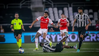 Wesley, jogador do Inter, brigando pela bola em partida contra o Botafogo, no Nilton Santos, válido pelo Campeonato Brasileiro 2024 (Foto Ricardo Duarte/Inter)