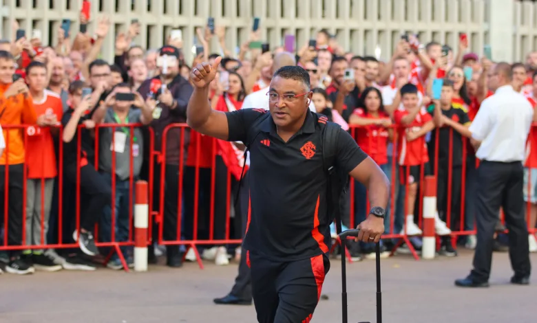 Roger mantém crítica ao calendário e cita rotina do Inter: "Acordo e não sei qual cidade estou" Roger Machado pressionado no Inter