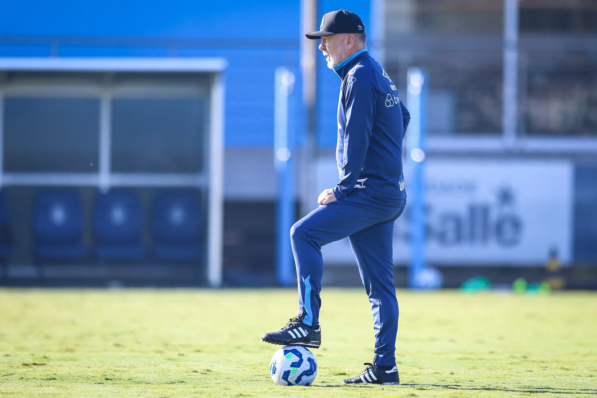 Mano recebe boa notícia na zaga e aguarda situação de Edenilson para definir escalação Mano Menezes pelo Grêmio quer vitória no domingo - Foto: Lucas Uebel/Grêmio