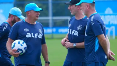 Após primeira derrota no Grêmio, Mano relembra Gre-Nal: "Era para ter sido 2x1" Técnico Mano Menezes atrás de um resultado bom no Grêmio - Cristiano Oliveski/Divulgação