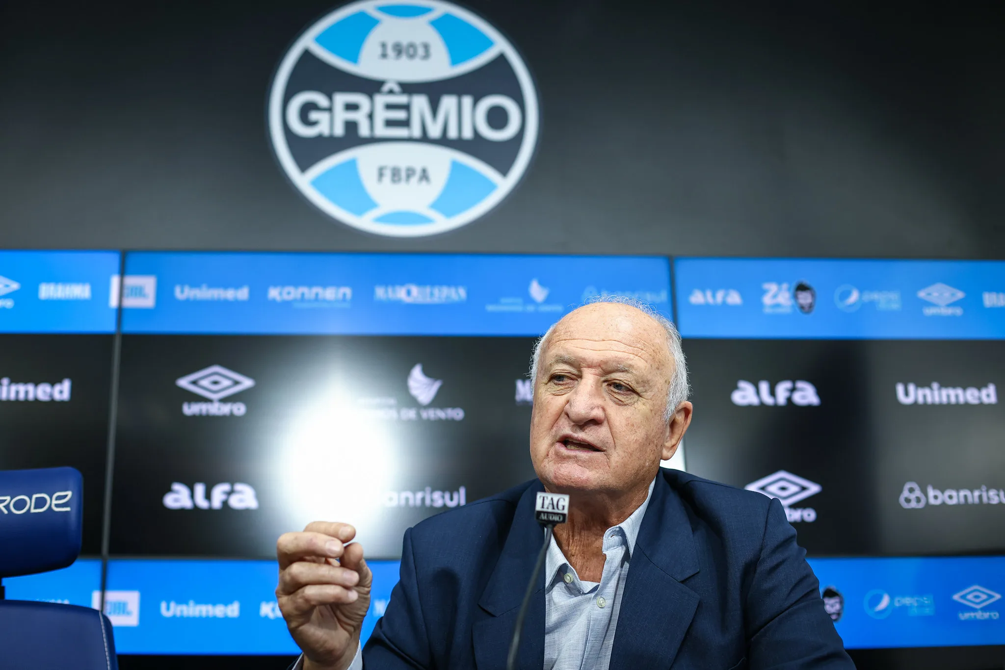 Lateral do Grêmio relata experiência inicial com Felipão: "Vi brilho no olho" Grêmio com a volta de Felipão