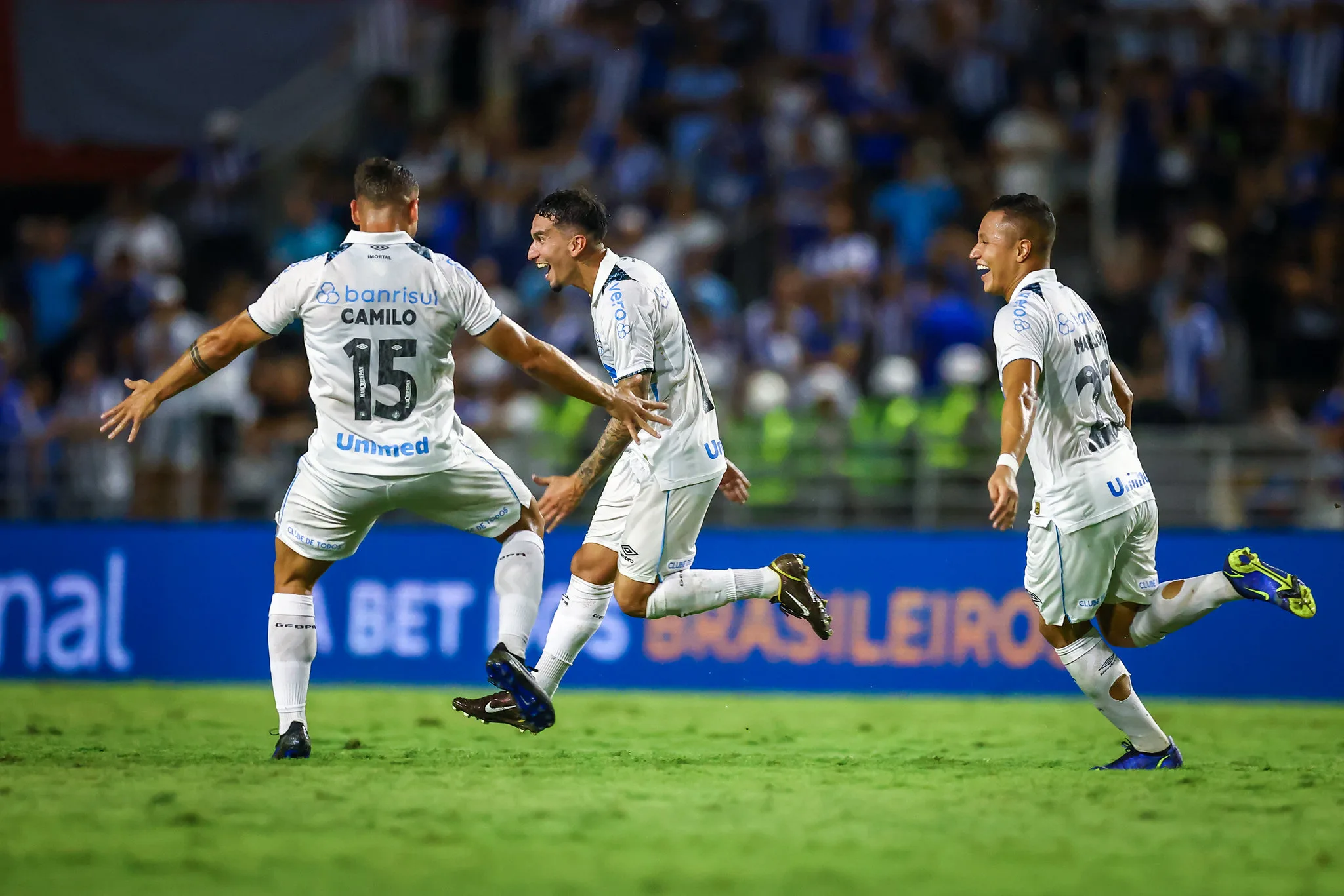 Bastidores do vestiário do Grêmio no jogo em Alagoas: "Bronca pegou forte" Grêmio