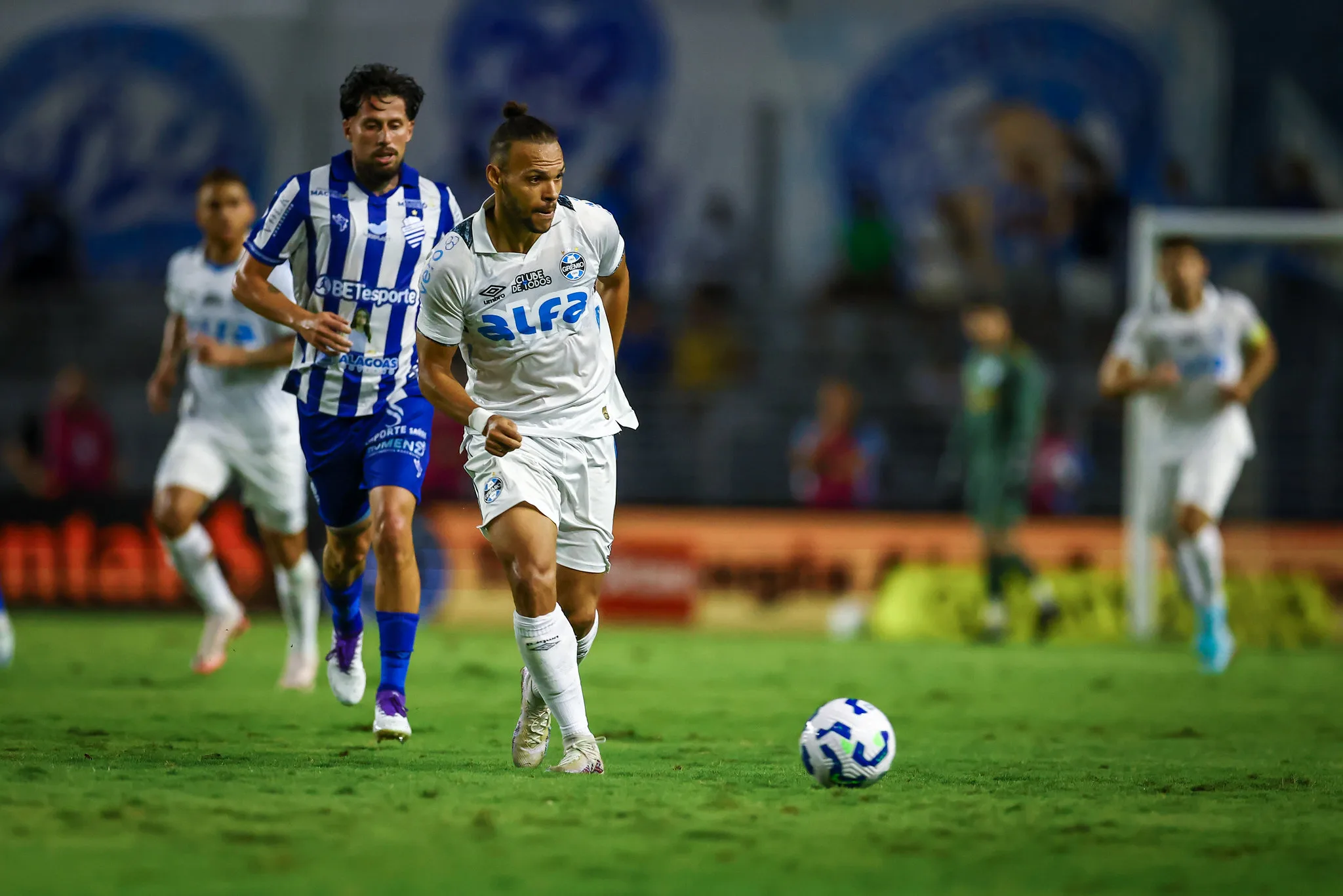 Protesto? Saiba como foi a chegada do Grêmio a Porto Alegre depois da derrota na Copa do Brasil Braithwaite, jogador do Grêmio durante CSA x Grêmio no Brasileirão 2025 - Foto Lucas Uebel/Grêmio
