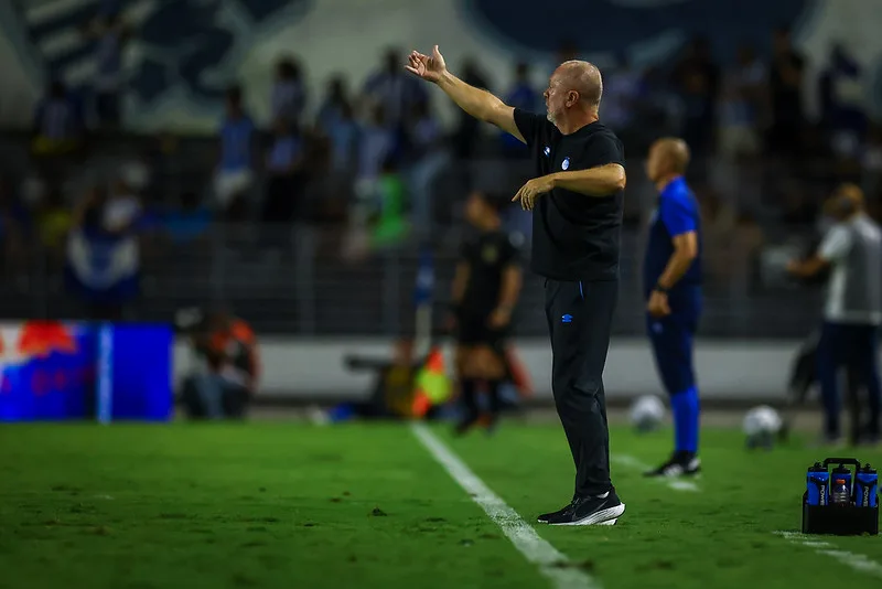Mano Menezes, treinador do Grêmio durante CSA x Grêmio no Brasileirão 2025 - Foto Lucas Uebel/Grêmio
