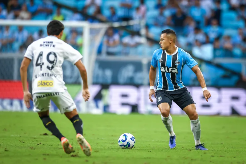 E o patrocínio? Entenda o que aconteceu com a camisa de alguns jogadores do Grêmio E o patrocínio? Entenda o que aconteceu com a camisa de alguns jogadores do Grêmio