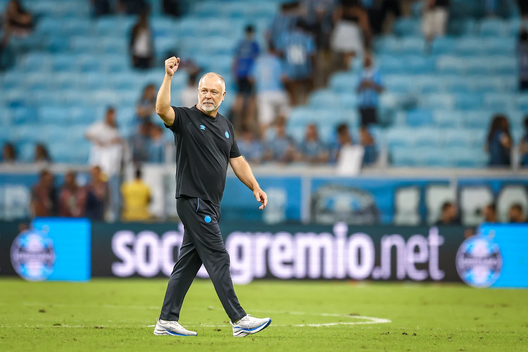 A declaração de amor de Mano Menezes ao Grêmio e aos torcedores após a vitória Mano Menezes em vitória do Grêmio