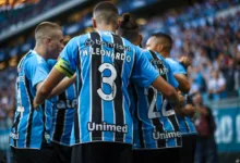 Jogadores do Grêmio comemorando gol no confronto contra o Santos, válido pelo Campeonato Brasileiro 2025 Foto: lucas Uebel/Grêmio