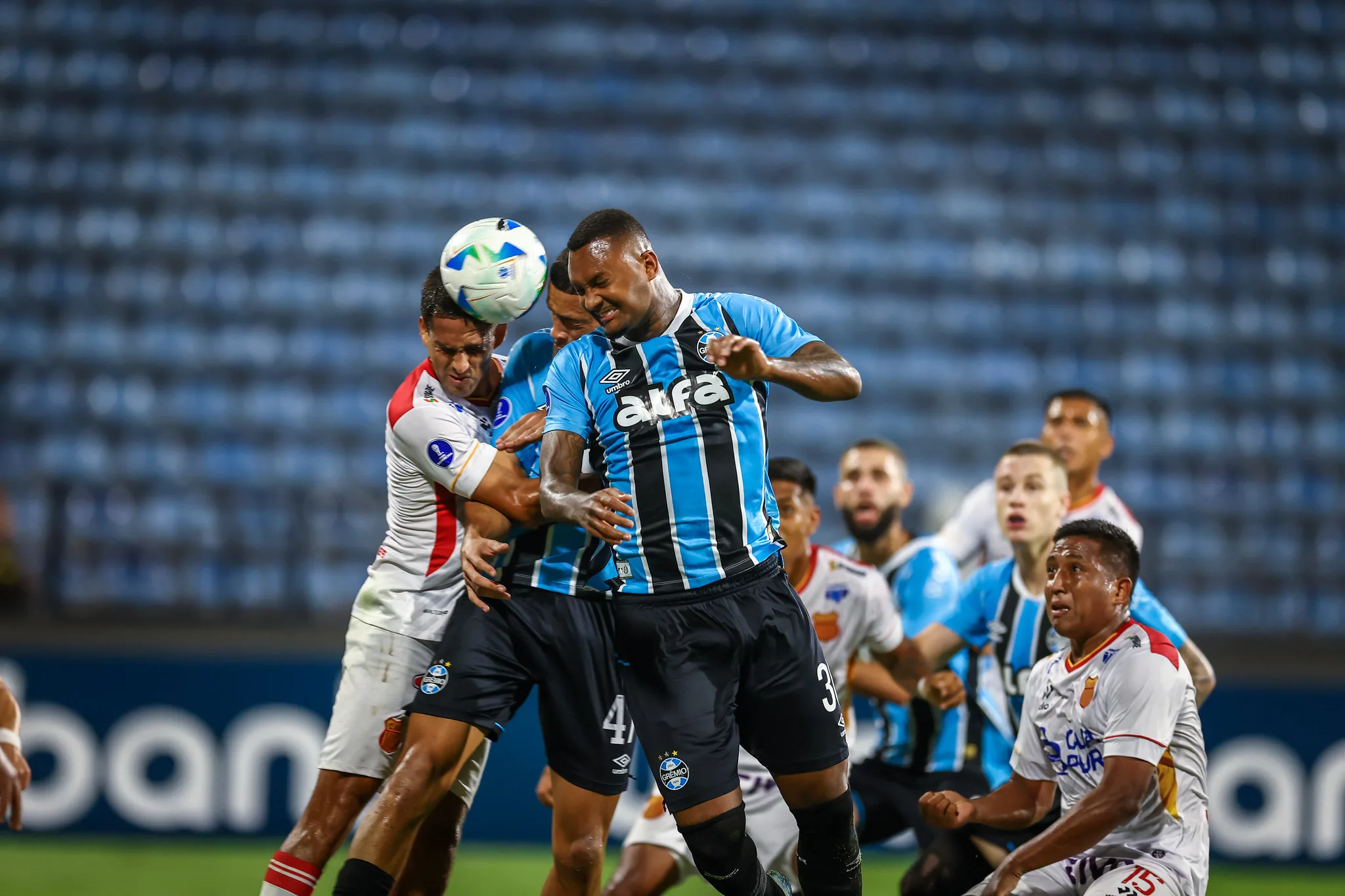 Imprensa se assusta com desempenho do time do Grêmio no Peru: "Castigo" Grêmio recebeu críticas