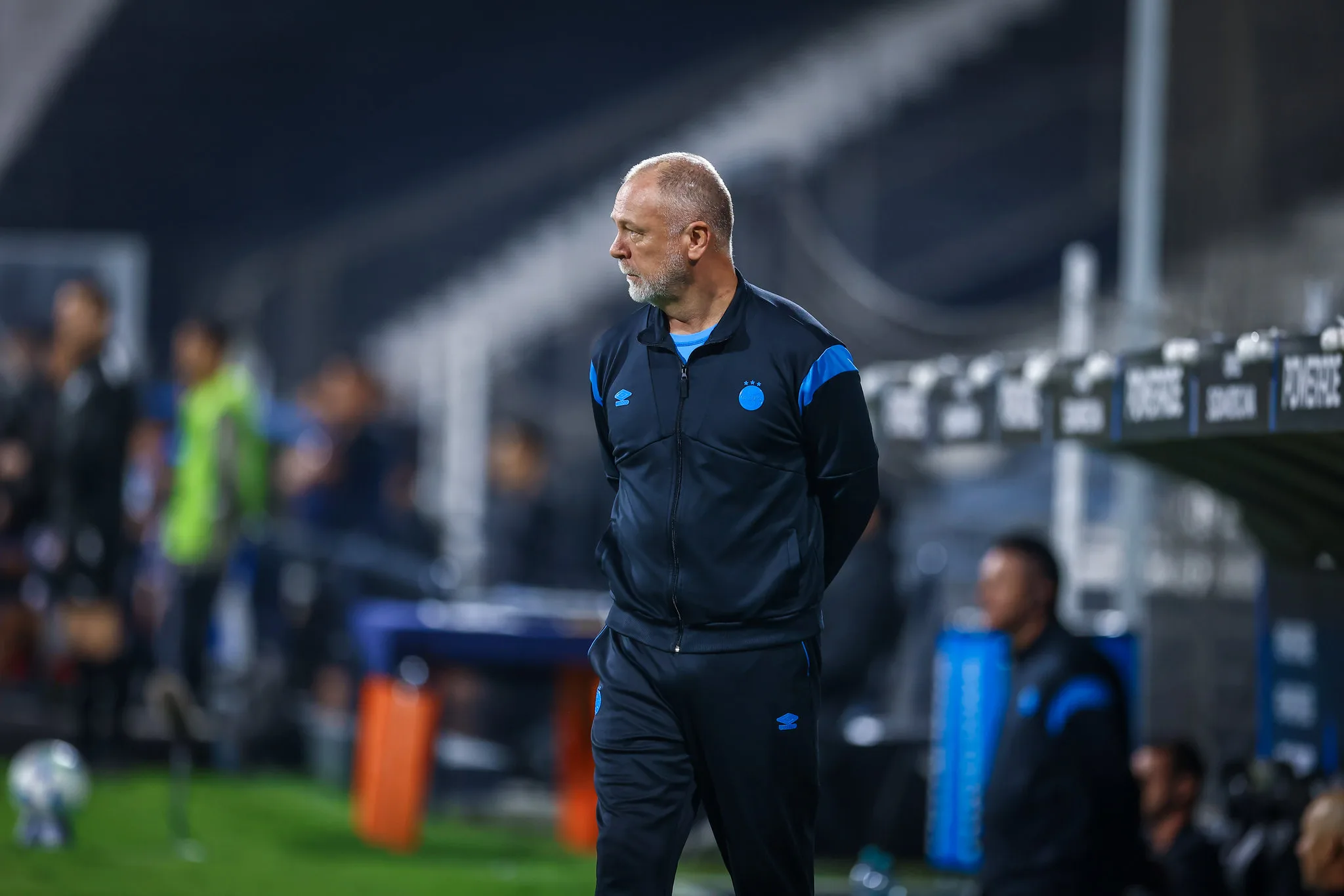 Torcedor do Grêmio ganha promessa de Mano Menezes em "curto espaço de tempo" Mano Menezes no jogo entre Atlético Grau x Grêmio