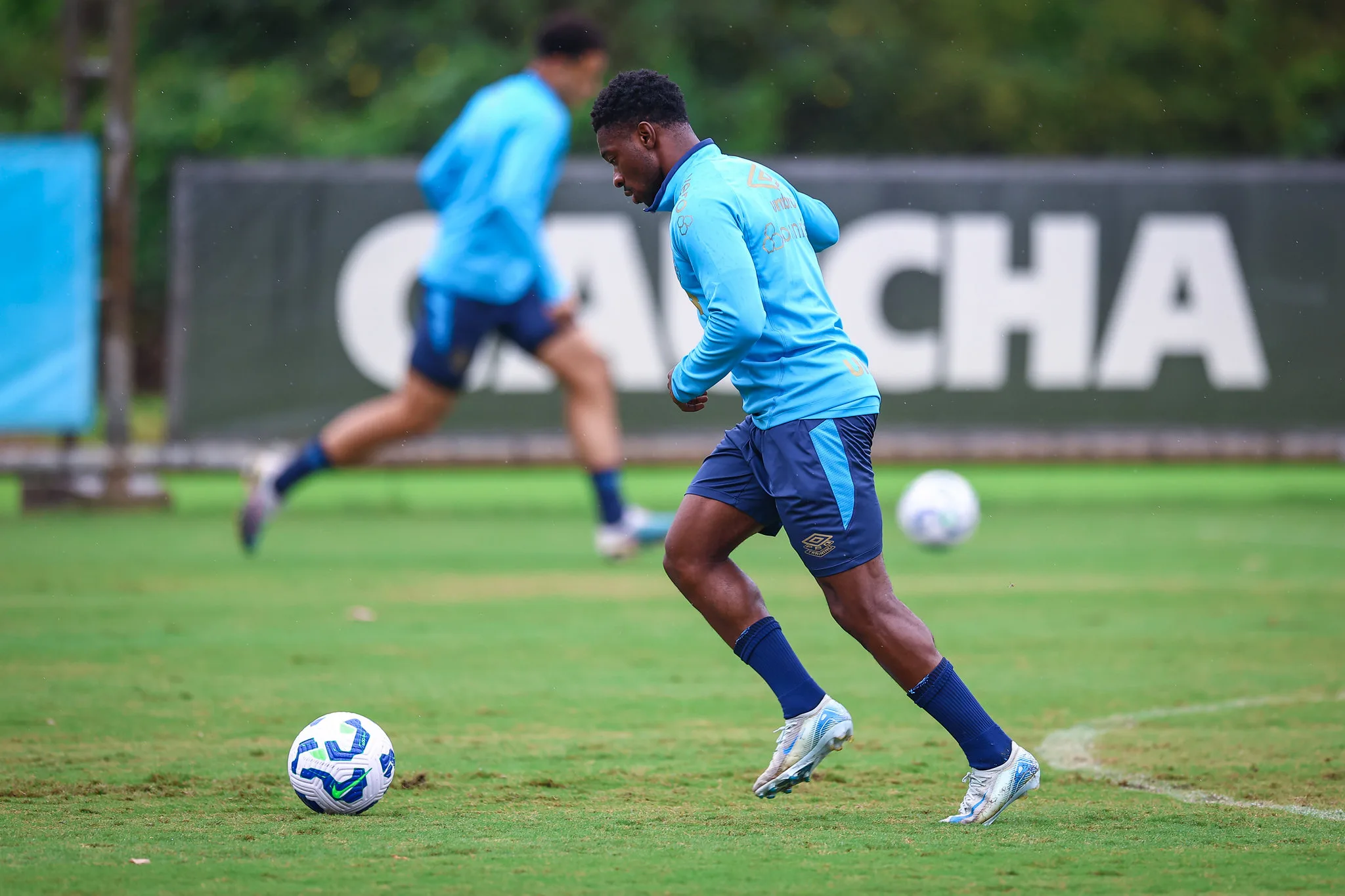 Grêmio informa promoção de zagueiro e vive expectativa pela situação de Amuzu Grêmio
