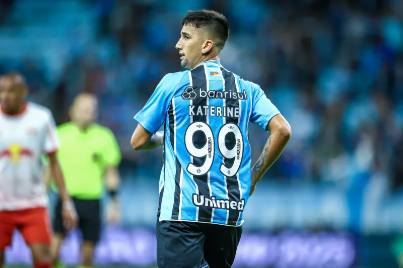 Jogador do Grêmio corre risco de ser punido por chute em placa de publicidade Olivera fora de São Paulo x Grêmio