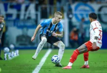 Igor Serrote, do Grêmio, dividindo a bola com jogador do Bragantino em jogo válido pela 8ª rodada do Brasileirão 2025 Foto: Lucas Uebel/Grêmio