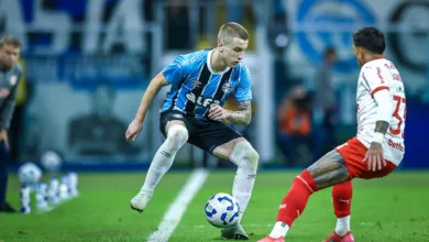 Igor Serrote, do Grêmio, dividindo a bola com jogador do Bragantino em jogo válido pela 8ª rodada do Brasileirão 2025 Foto: Lucas Uebel/Grêmio