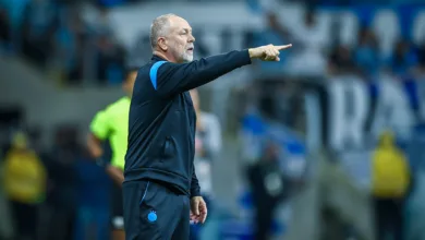 Mano Menezes, treinador do Grêmio em jogo válido pela 8ª rodada do Grêmio contra o Bragantino no Brasileirão 2025 Foto: Lucas Uebel/Grêmio