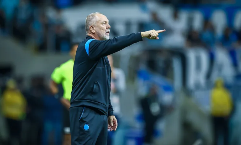 Mano Menezes analisa sobre os protestos da torcida, ajustes táticos e planejamento do Grêmio Mano Menezes, treinador do Grêmio em jogo válido pela 8ª rodada do Grêmio contra o Bragantino no Brasileirão 2025 Foto: Lucas Uebel/Grêmio