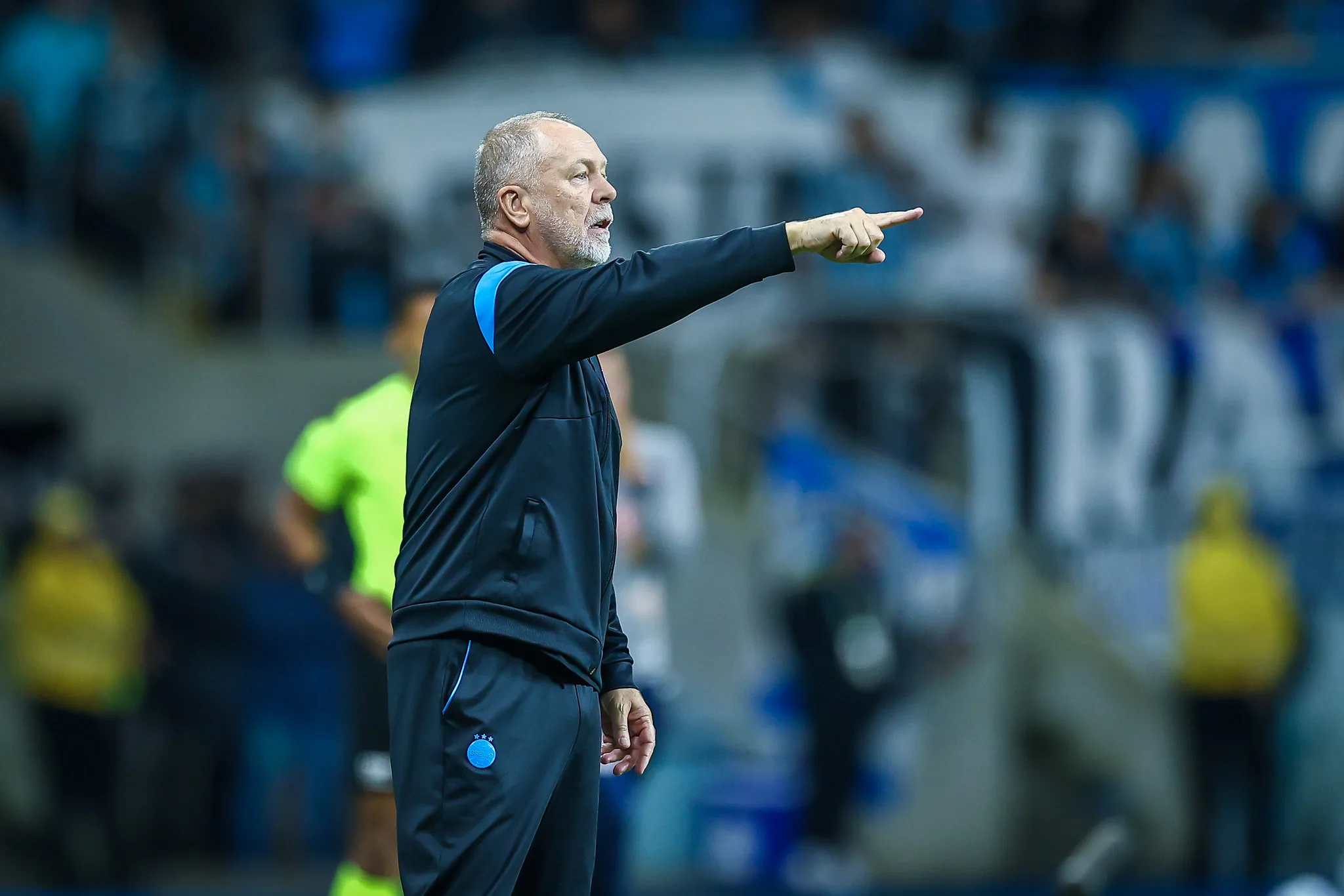 Mano Menezes analisa sobre os protestos da torcida, ajustes táticos e planejamento do Grêmio Mano Menezes, treinador do Grêmio em jogo válido pela 8ª rodada do Grêmio contra o Bragantino no Brasileirão 2025 Foto: Lucas Uebel/Grêmio