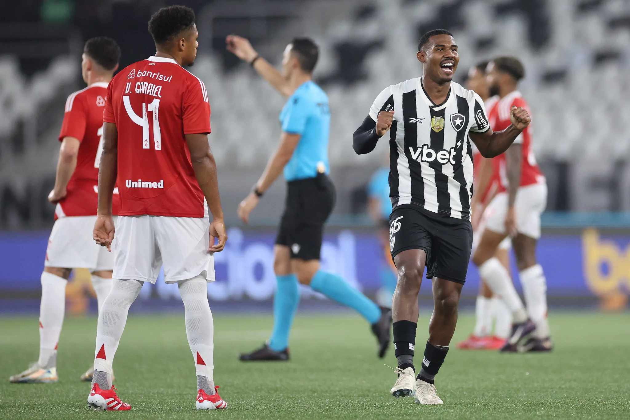 Cuiabano lembra passado, cita o Grêmio e celebra "gol mais bonito da carreira" contra o Inter Cuiabano ex-Grêmio no Botafogo