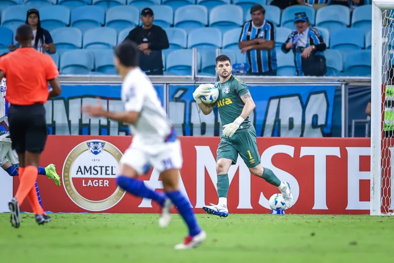 "Primeira coisa é...": Pedro Ernesto pede saída imediata no time titular do Grêmio Tiago Volpi pelo Grêmio