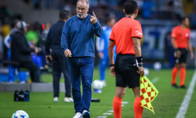 Mano faz críticas ao time do Grêmio, aguarda janela e admite repescagem na Sul-Americana Mano Menezes em Grêmio x Godoy Cruz