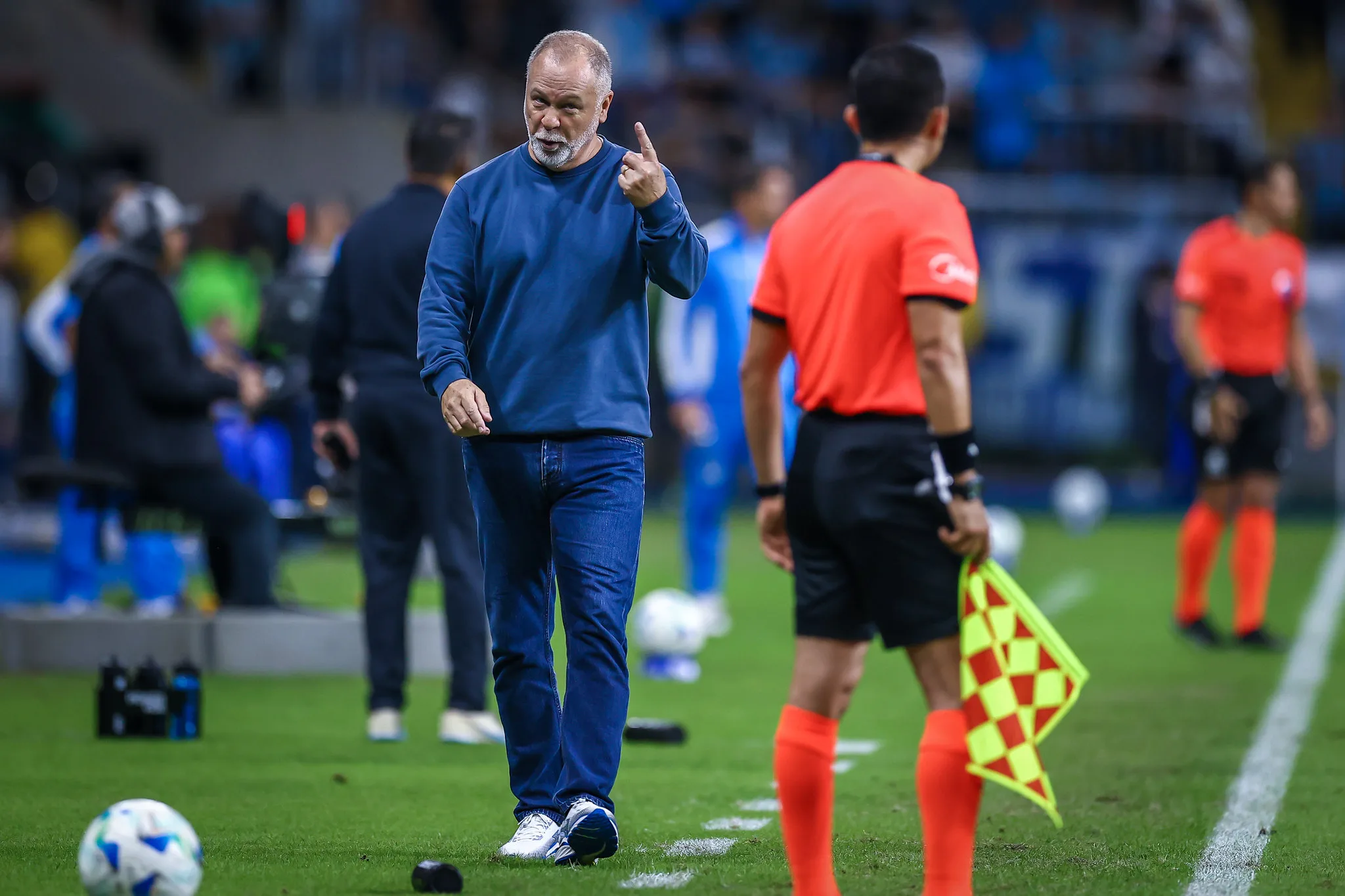 Grêmio informa mais uma lesão muscular no elenco e tem a volta de Mano Menezes contra o CSA Mano Menezes em Grêmio x Godoy Cruz