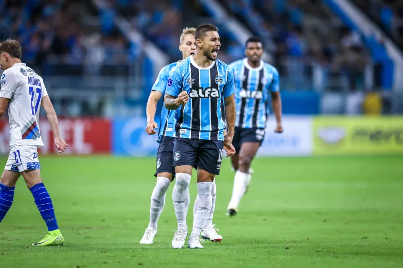 O jogador do Grêmio que confirmou que está renovando o contrato com o clube João Pedro fez o gol do Grêmio