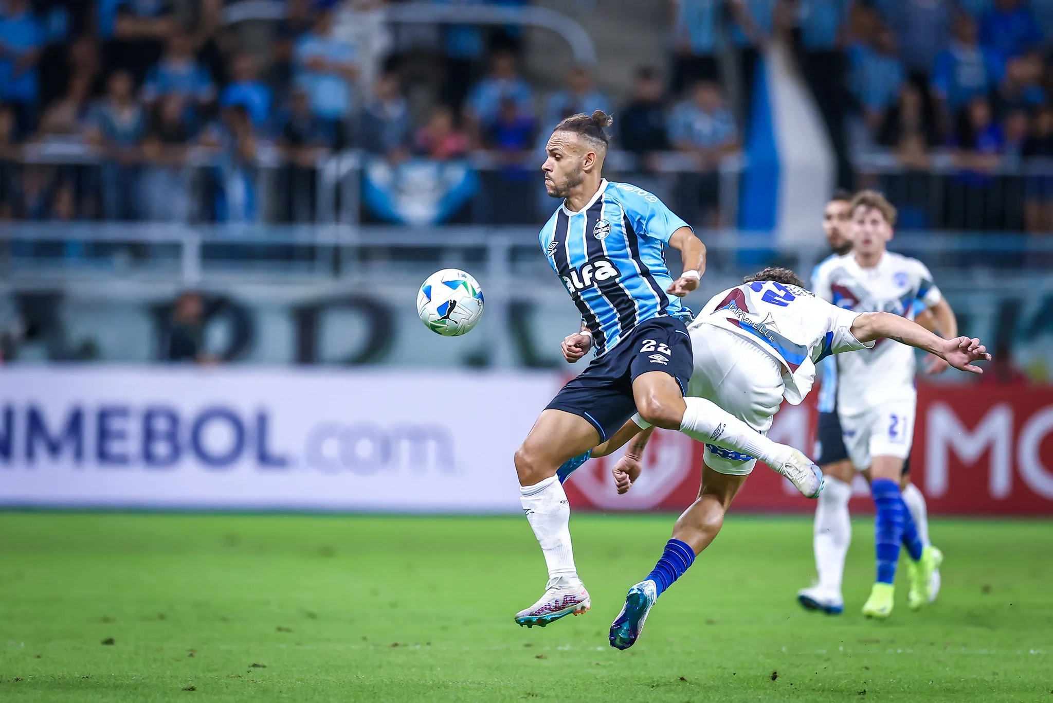 Braithwaite resume passagem pelo Grêmio até agora e se cobra por títulos Martin Braithwaite em Grêmio x Godoy Cruz