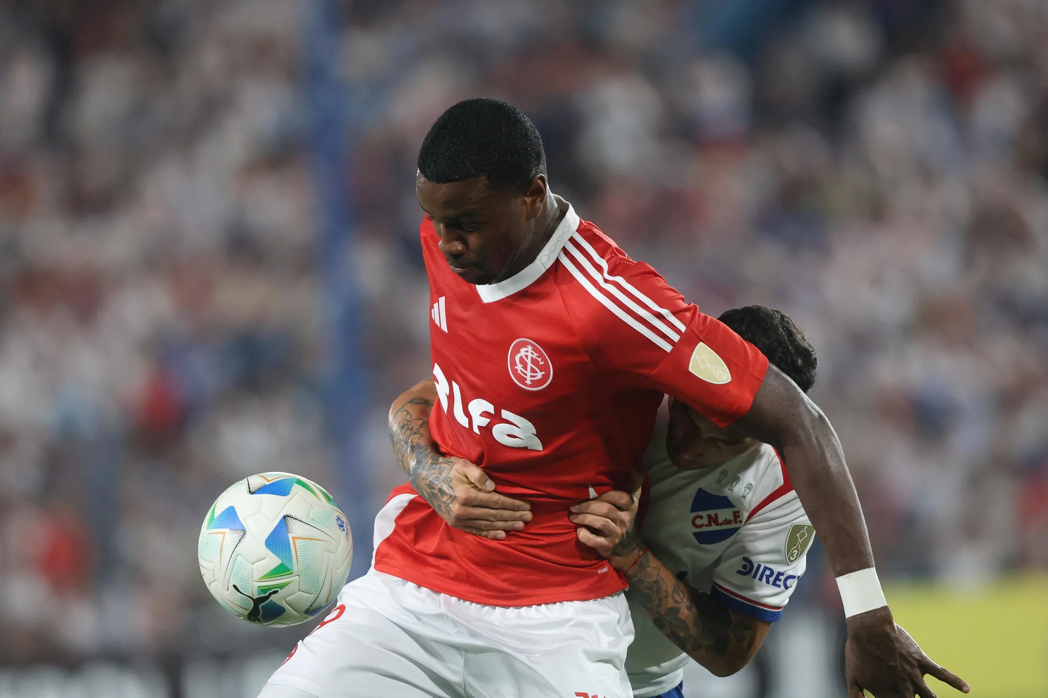 Ricardo Mathias, sendo segurado com falta em jogo contra o Nacional, pela 5ª rodada da Libertadores