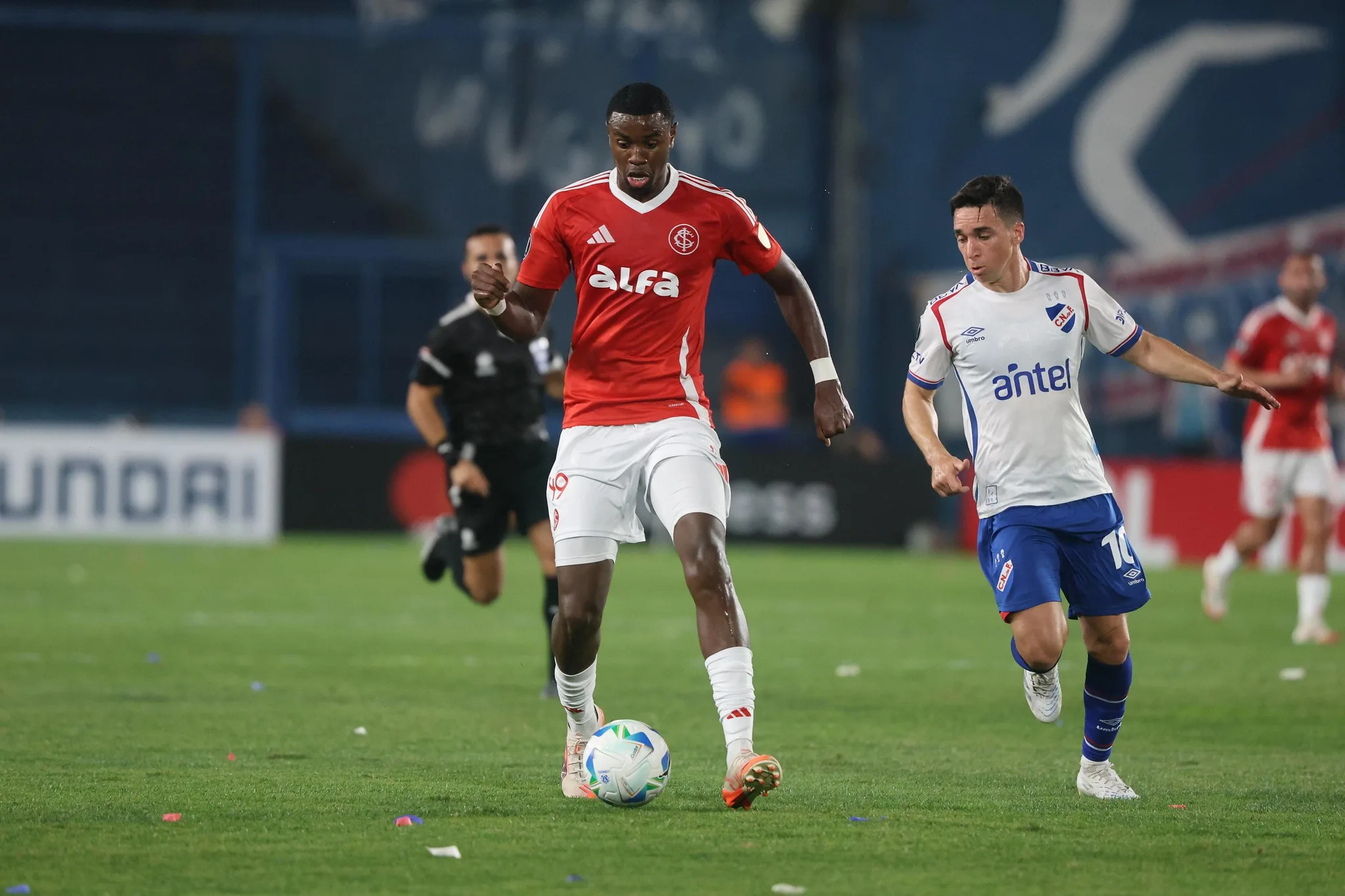 Roger rasga elogios, mas explica por que Ricardo Mathias não vinha tendo chances no Inter Ricardo Mathias foi bem pelo Inter