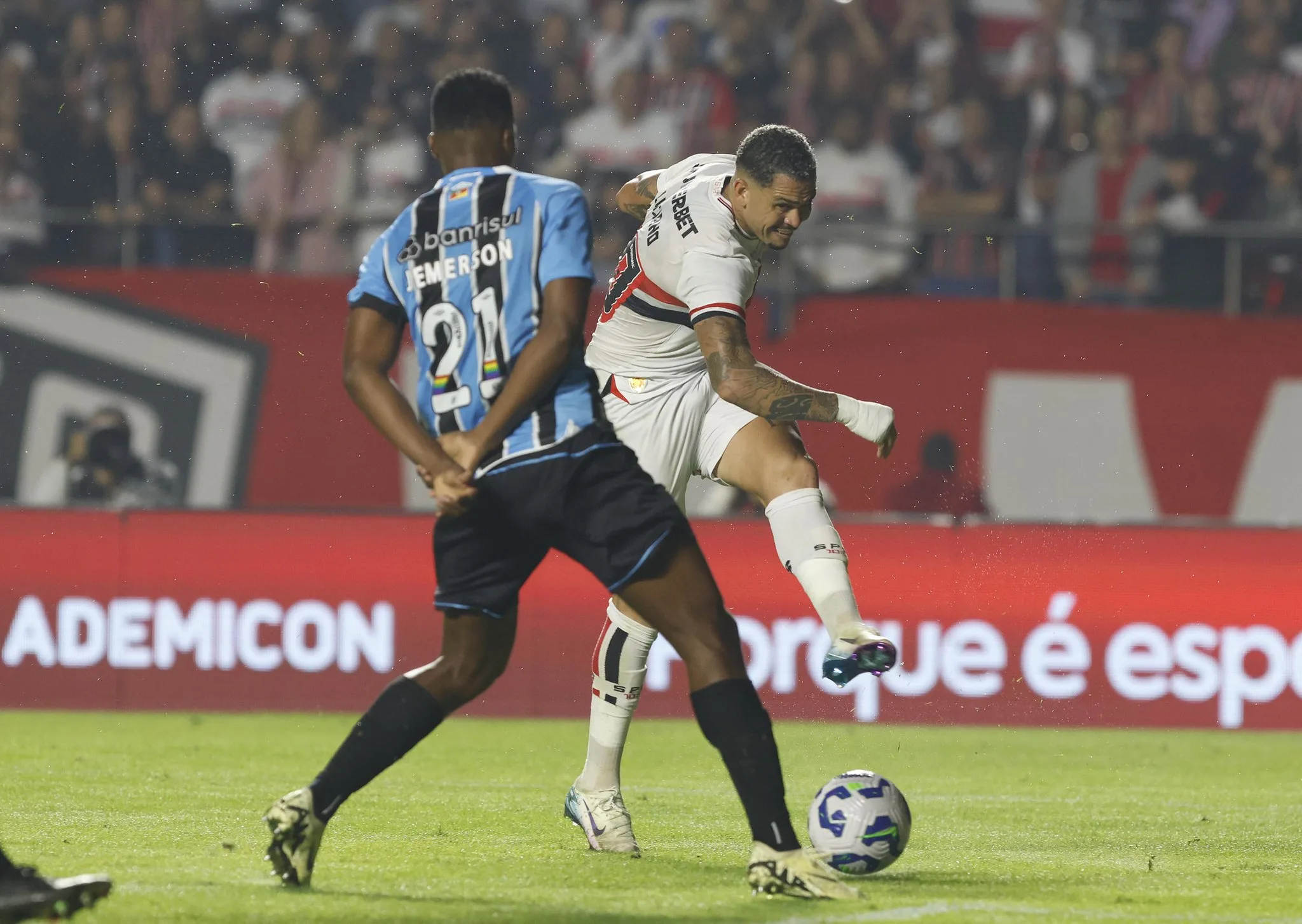 CBF admite que Luciano "exagerou", mas vê pênalti bem marcado contra o Grêmio São Paulo de Luciano