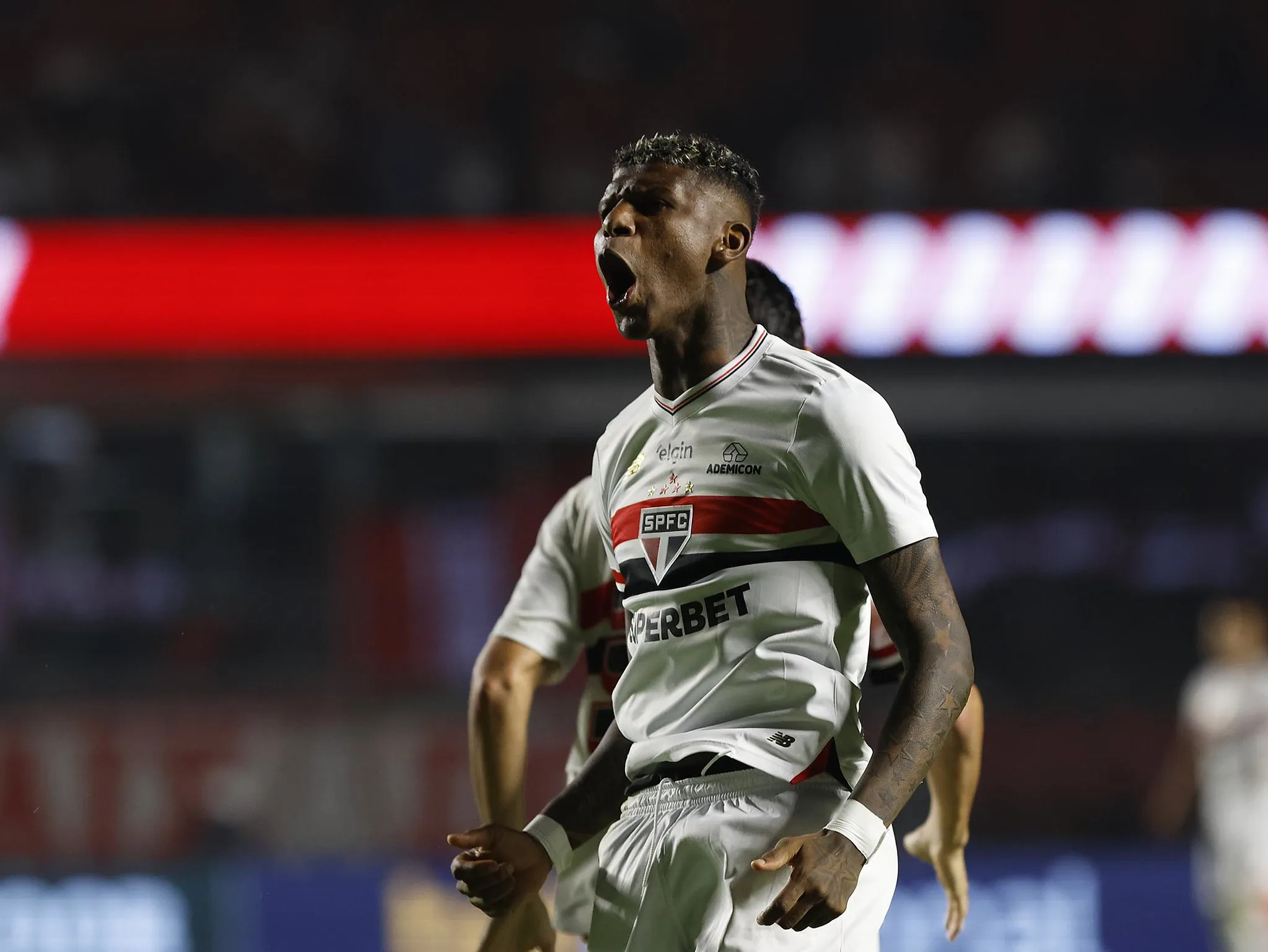 Arboleda abre o jogo após vitória e confirma proposta do Grêmio: "É verdade" Grêmio teve Arboleda na mira