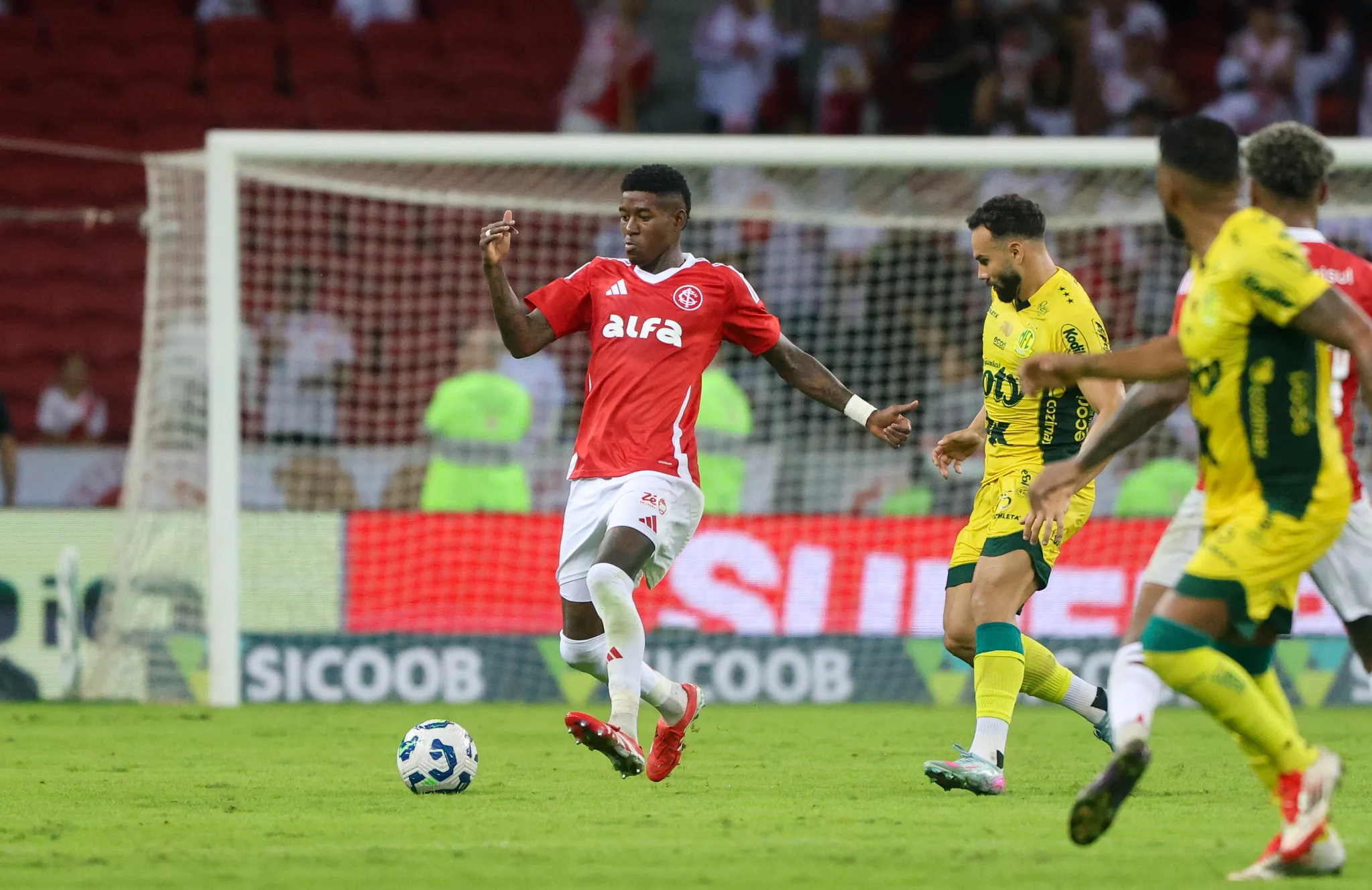 Vitão lembra entrevista de Fernando e cobra elenco do Inter: "Temos que mudar" Vitão pelo Inter