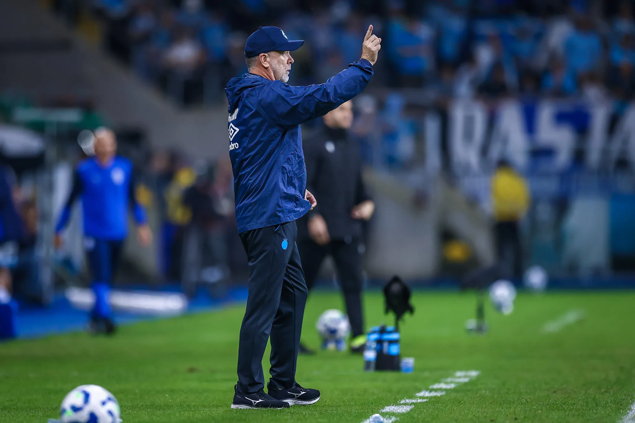 Nem goleiro nem zagueiro: Mano define contratação específica que quer no Grêmio Mano Menezes pelo Grêmio