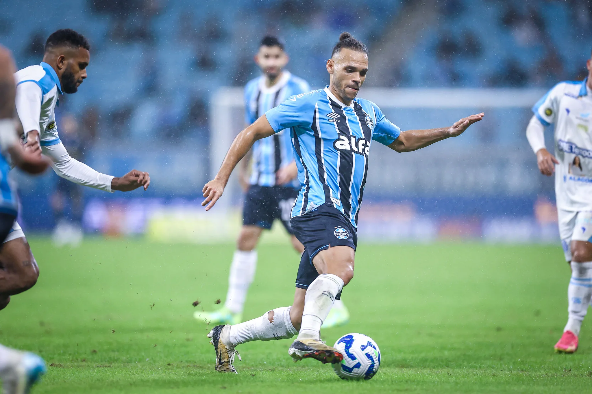Em jejum de gols, Braithwaite admite que não tem palavras para convencer a torcida do Grêmio Grêmio de Braithwaite ficou pelo caminho na Copa do Brasil
