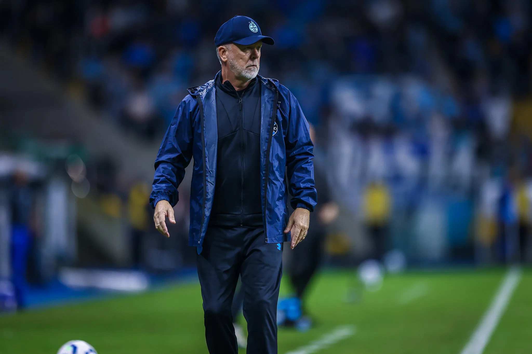 Mano explica Cristaldo fora e rebate repórter sobre continuidade: "Tu já acha que tem que mudar?" Mano Menezes pelo Grêmio