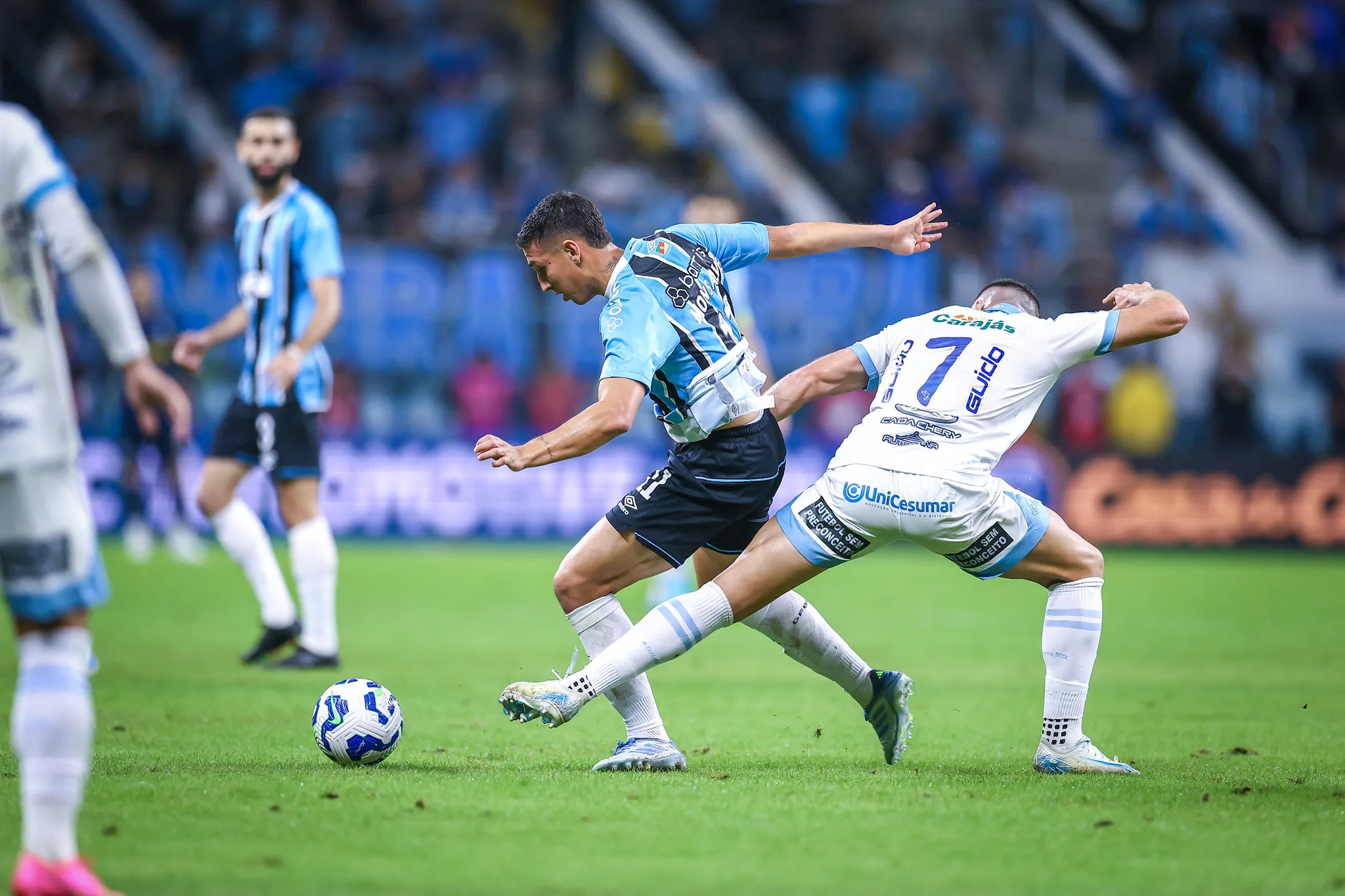 Últimas do Grêmio: faixas pela cidade, lesão de Monsalve e retorno de zagueiro Miguel Monsalve pelo Grêmio