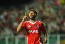 Wesley, jogador do Inter comemorado seu gol contra o Maracanã, válido pela segunda partida na Copa do Brasil 2025