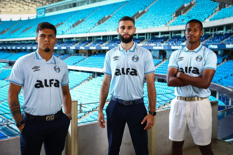 Grêmio lança oficialmente e apresenta nova camisa na cor celeste: "Ouvimos a torcida"