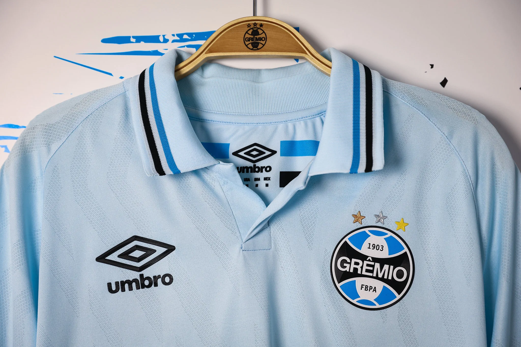 Grêmio lança oficialmente e apresenta nova camisa na cor celeste: "Ouvimos a torcida" Grêmio