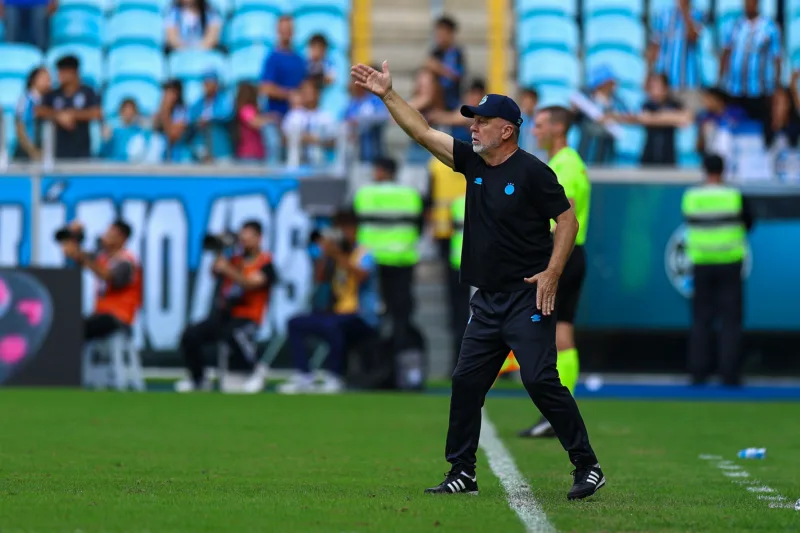 RS - ESPORTES/BRASILEIRÃO 2025 - Lance da partida Grêmio x Bahia, na Arena do Grêmio, em Porto Alegre,, válida pelo Brasileirão 2025. FOTO: GUILHERME TESTA/GRÊMIO FBPA