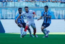 Everton Ribeiro jogador do Bahia disputando a bola com jogadores do Grêmio