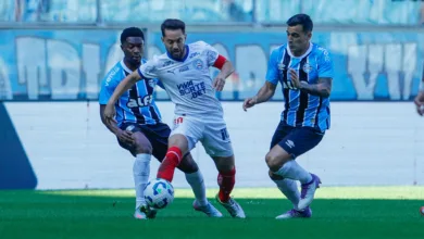 Everton Ribeiro jogador do Bahia disputando a bola com jogadores do Grêmio