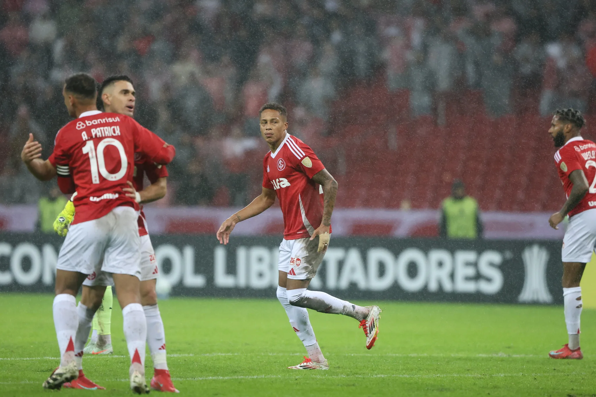 Borré, Alan Patrick e Vitinho se manifestam após classificação do Inter na Libertadores Inter venceu em casa