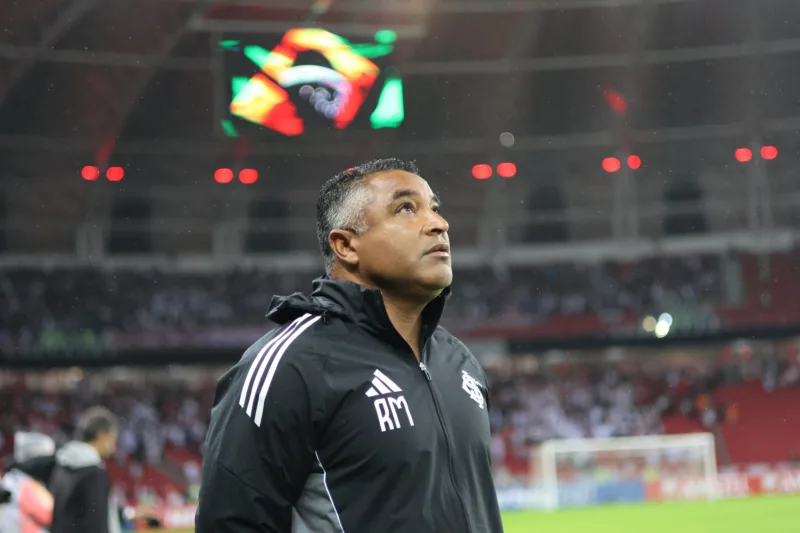 Roger responde se Inter escolhe jogos e lamenta "energia baixa" contra o Fluminense Roger Machado pelo Inter