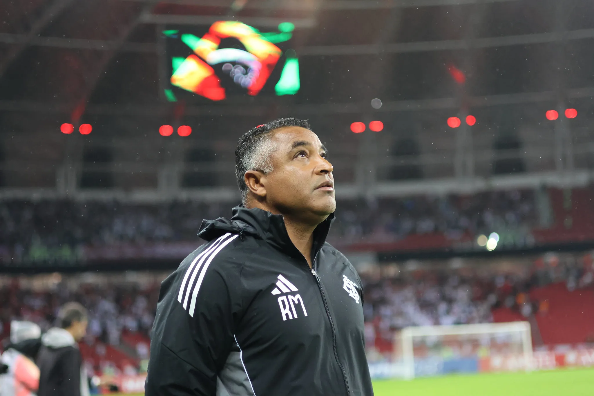 Roger destaca "caráter" de Borré e se empolga com classificação do Inter: "Esse time é f..." Roger Machado pelo Inter