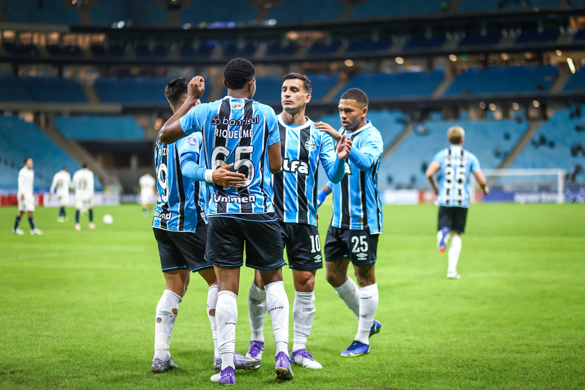 Jornalista solta o verbo e detona campanha do Grêmio: "Fiasco e fracasso total" Grêmio na Sul-Americana